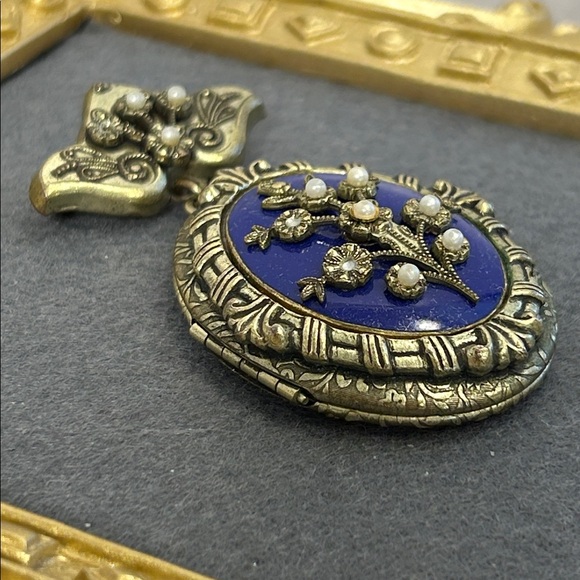 Vintage Crown Trifari cobalt blue locket brooch - Picture 3 of 8